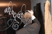 Live-Kalligrafie von Johann Maierhofer an unsere Instituts-Fenster