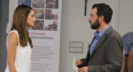 Auftakt [FORUM] Gesunde Unternehmen im Landratsamt Dingolfing am 02. Juli 2015 - Moderator Frank Betthausen im Gespräch mit der Organisatorin Vanessa Moniker